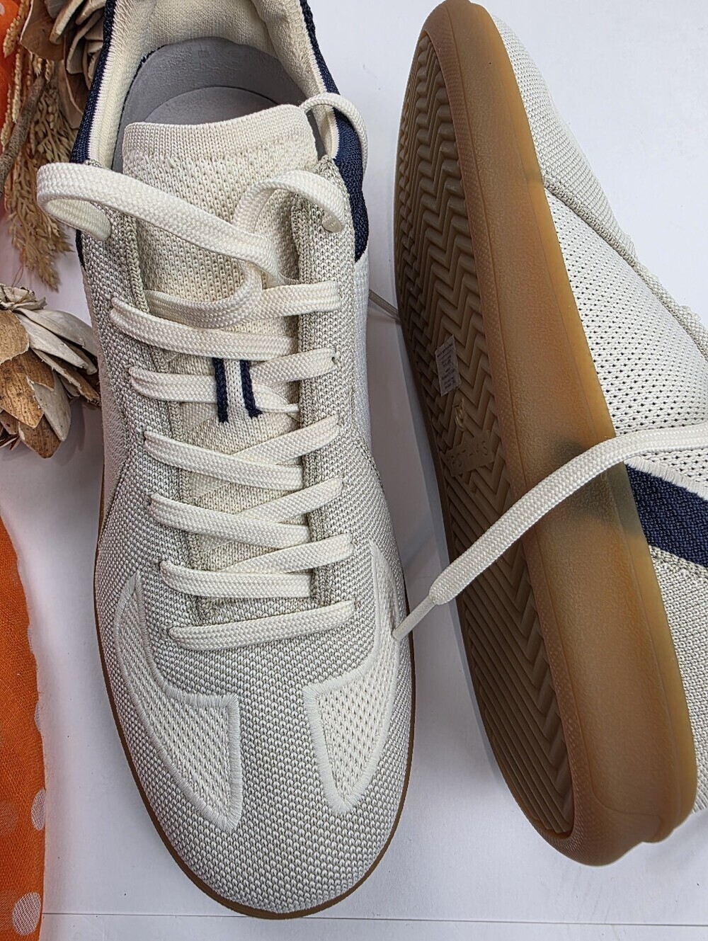 New Rothy's men's White Beige & Navy Knit Sneaker Sz 9m - Picture 6 of 9